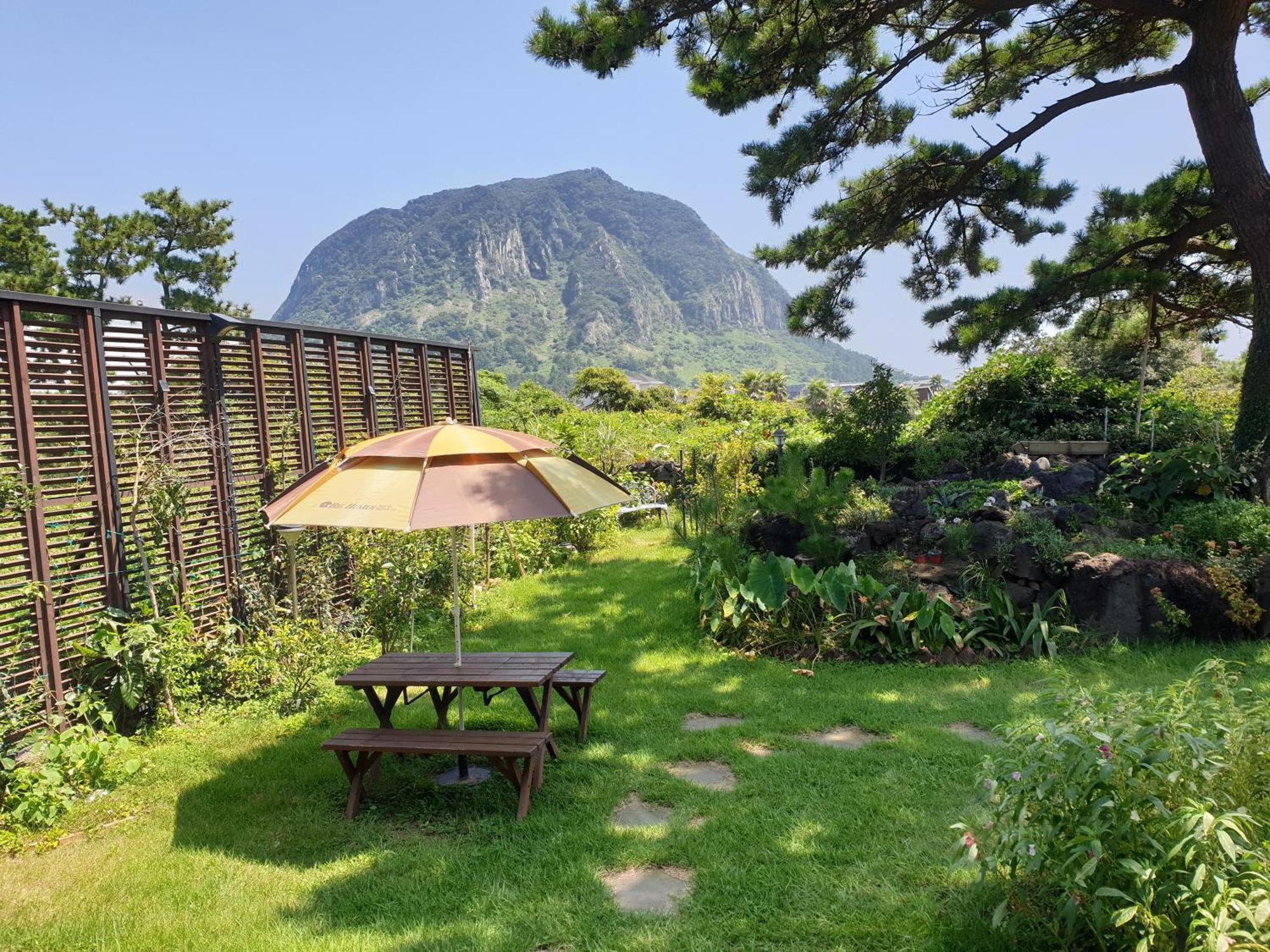 Wind Jeju Cafe & Pension Szogüpho Kültér fotó