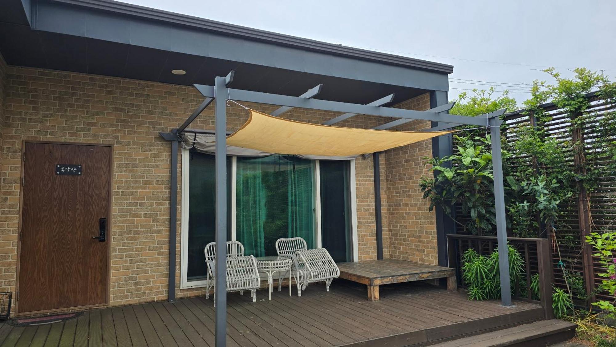 Wind Jeju Cafe & Pension Szogüpho Kültér fotó