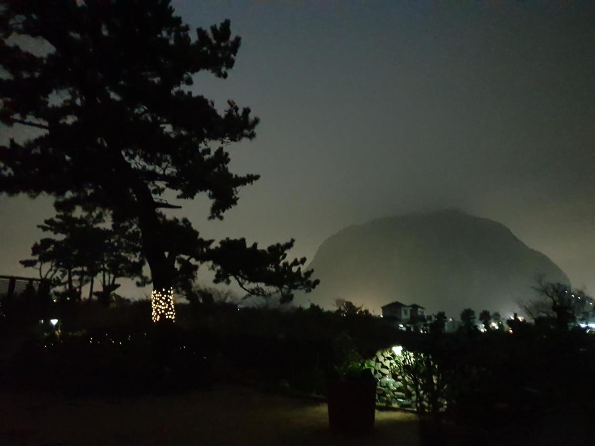 Wind Jeju Cafe & Pension Szogüpho Kültér fotó